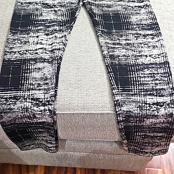 BCBG Generation Leggings Abstract Geometric patterns Size Small nwt - Picture 7 of 8